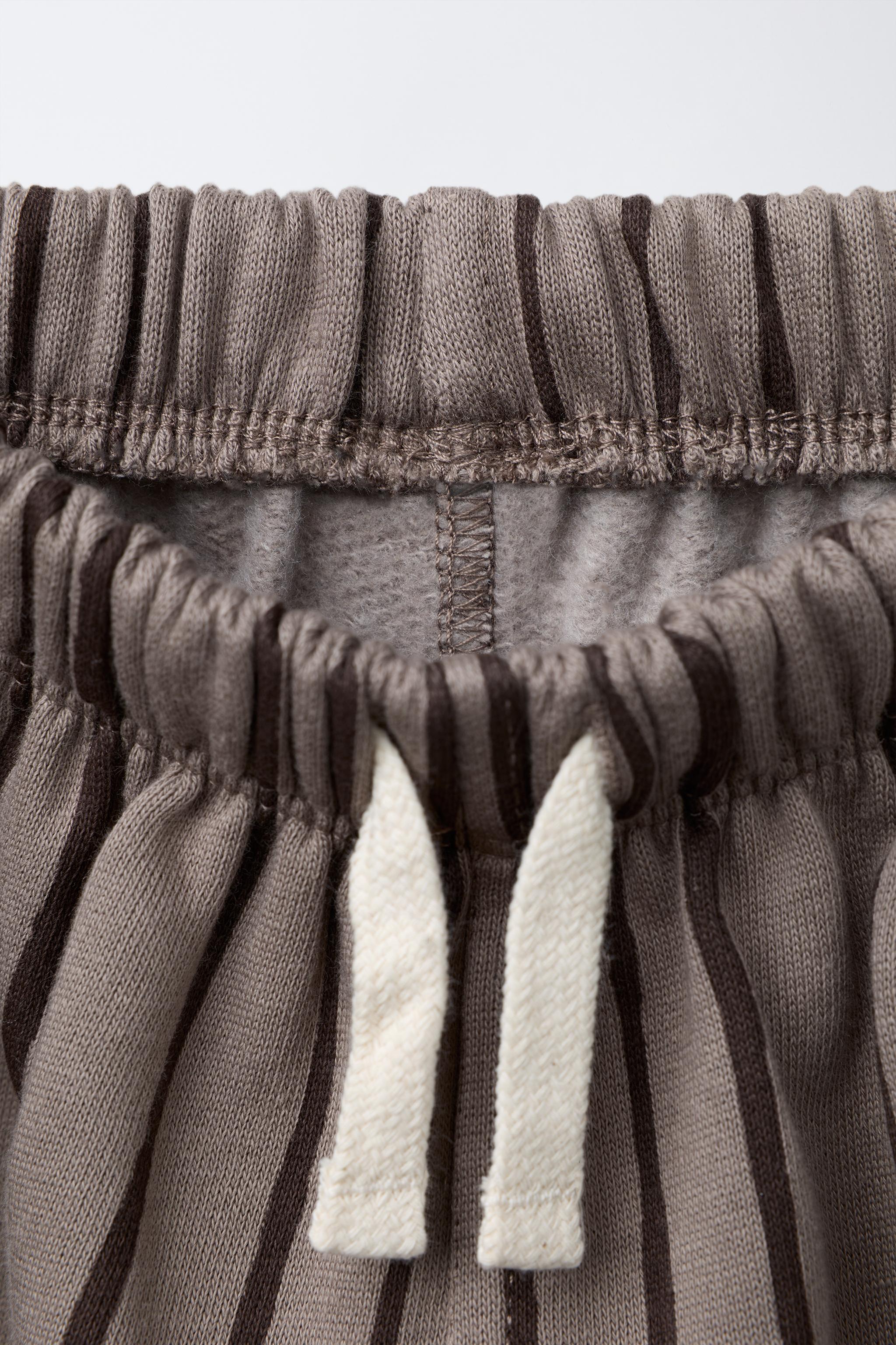 PANTALON À RAYURES ET ÉTIQUETTE